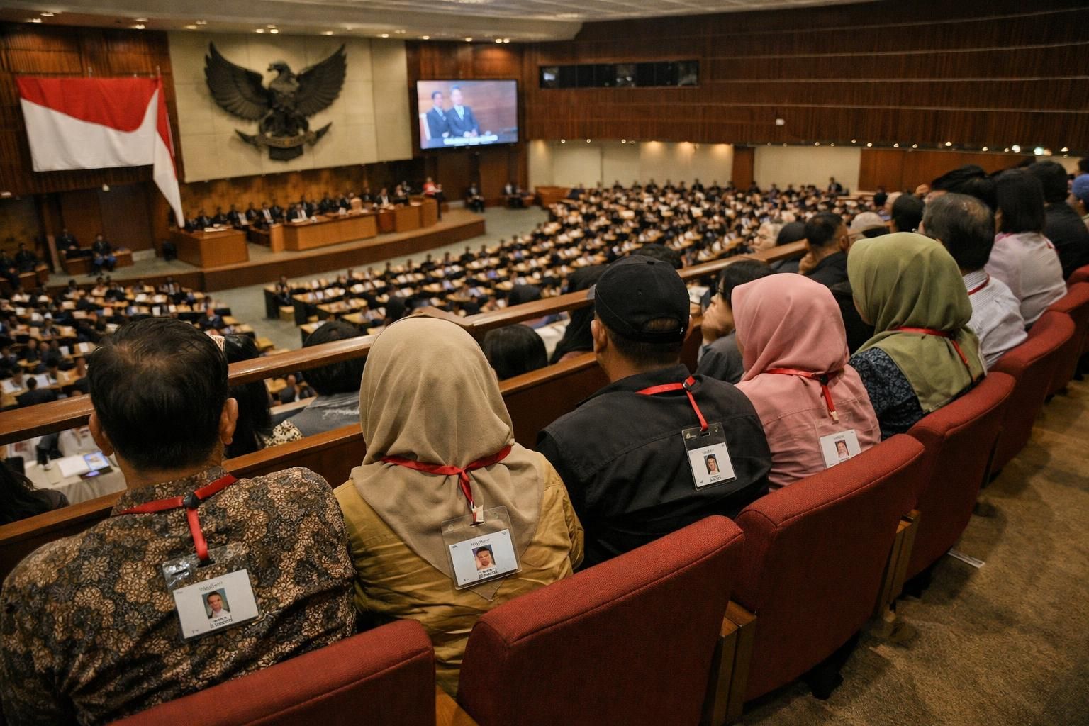 botok pati dan rekan terlihat naik ke balkon saat rapat paripurna dpr pada 27 agustus, menghadirkan momen menarik dalam sidang legislatif indonesia.