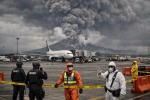 bandara soetta ditutup hingga pukul 13.30 wib karena erupsi gunung anak krakatau, menyebabkan gangguan penerbangan. ikuti update terbaru di detiknews.